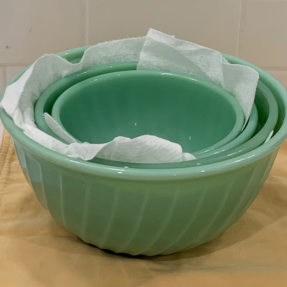 Fire King.   Rare Set of 4 Bowls.. Wavy pattern - Picture 2 of 8